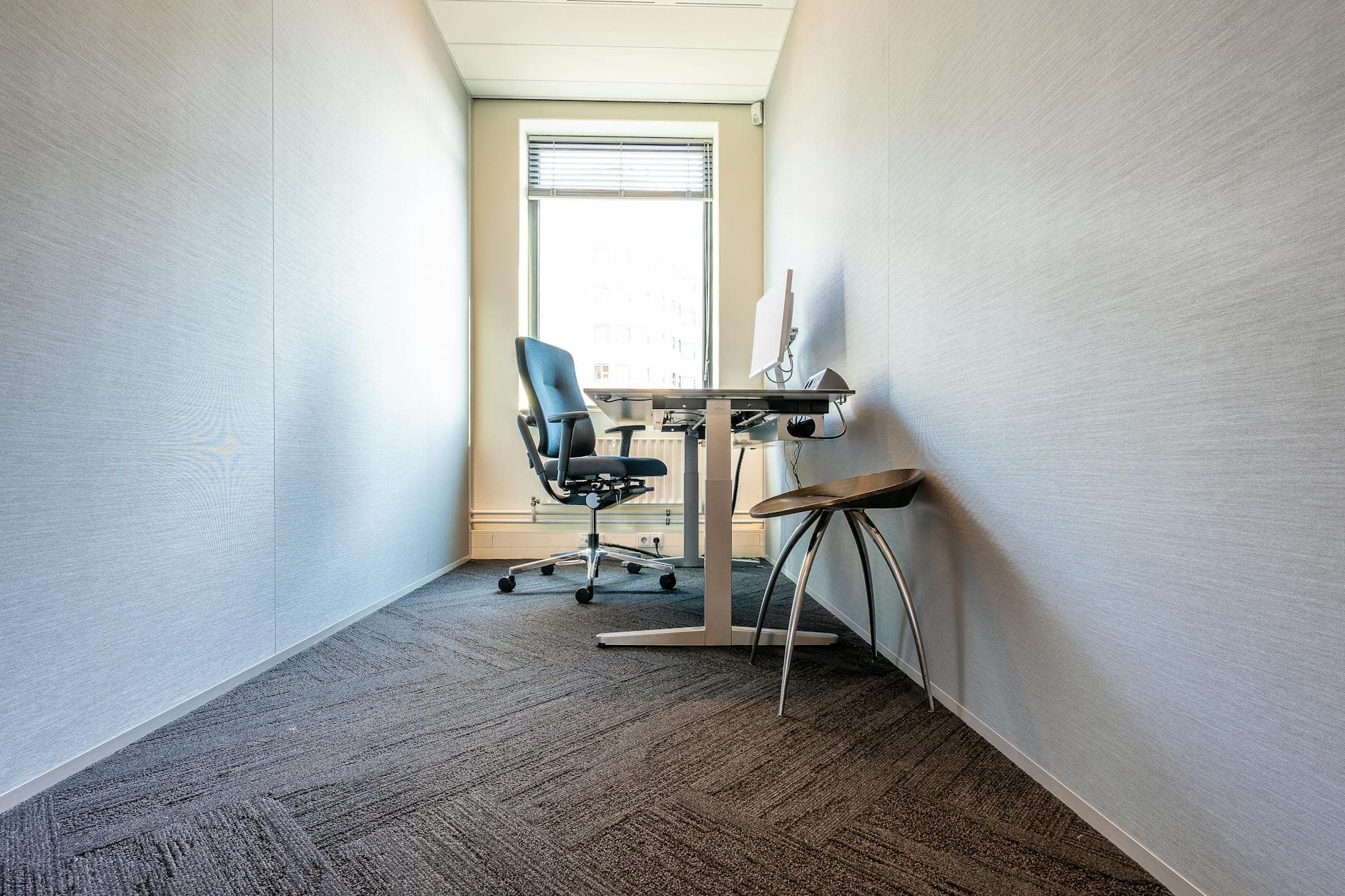 Ljust och minimalistiskt kontorsutrymme